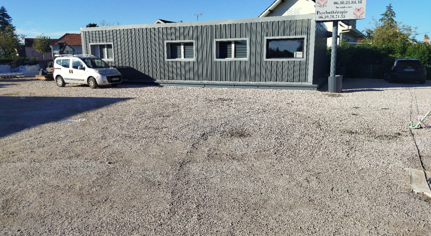 Grand parking à Losne